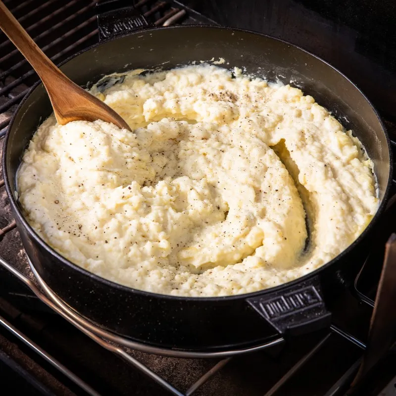 Puré de patatas ahumado en barbacoa Weber: receta 100% en la parrilla con Olla 2 en 1 (gas y carbón)